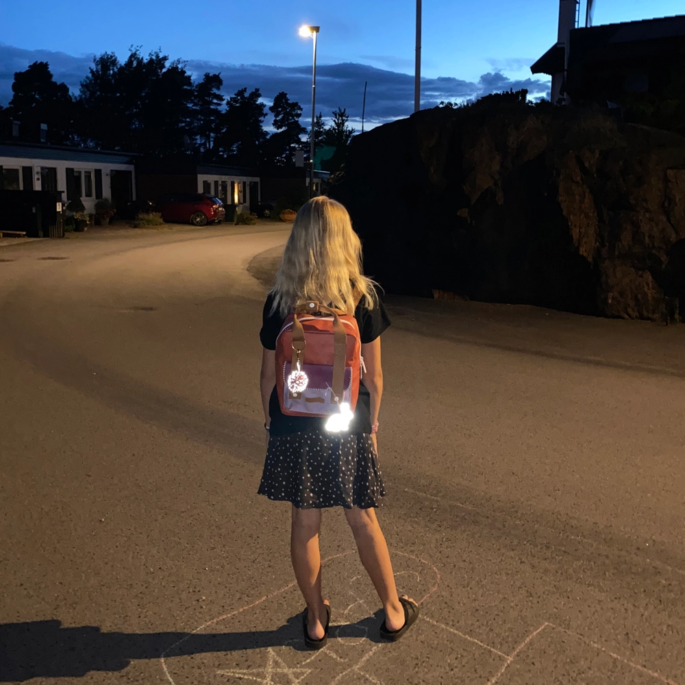 Firefly Fuzzy Friend Soft Shape – Charcoal | reflecterende hanger - Afbeelding 3